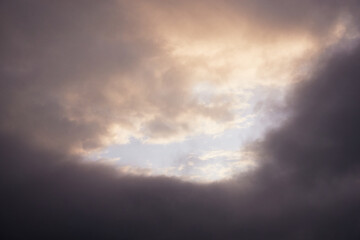Obraz premium The sun shines through the gaps in the clouds