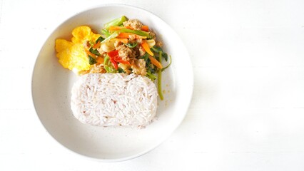 rice, eggs, carrots, onions, garlic, kana vegetables and chicken meat. Bring all the ingredients together, stir-fry menu.