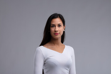 Obraz premium Serene young woman looking pensively at the camera