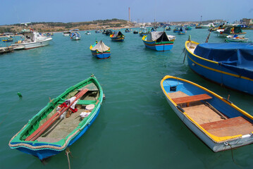 Fototapeta na wymiar villaggio di Marsaxlokk porto dei pescatori a malta