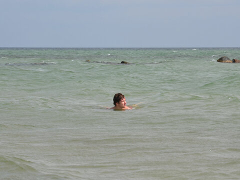 Junge schwimmt im Meer - Ostsee