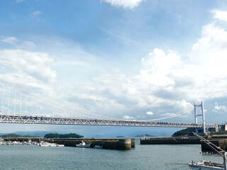 港入り口を構成する防波堤。
背景は瀬戸大橋。
瀬戸内海の風景。