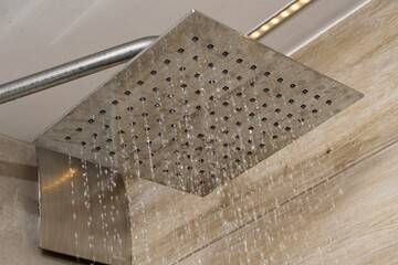 Prysznic kwadratowa deszczownica z odkręconą wodą  © Paweł Kacperek
