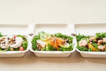 テイクアウト容器に入ったパワーサラダ