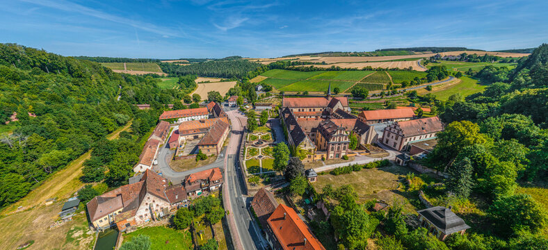 Ausblick auf Kloster Bronnbach im Taubertal in Baden-W&uuml;rttemberg