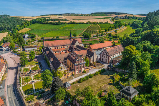 Das Taubertal bei Kloster Bronnbach im Main-Tauber-Kreis im Luftbild