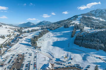Ausblick auf die verschneiten Hänge im Skigebiet Jungholz in Tirol