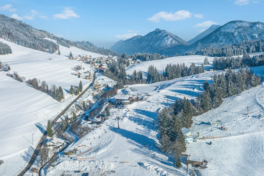 Tiroler Enklave im Allgäu - das winterliche Jungholz im Luftbild