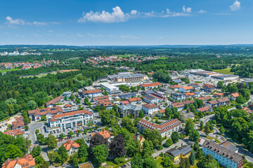Fototapeta premium Die Stadt Penzberg im bayerischen Oberland im Luftbild