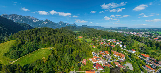 Blick über den Füssener Stadtteil Bad Faulenbach in die Ostallgäuer Alpen