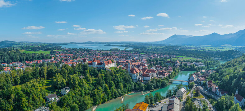 Ausblick &uuml;ber F&uuml;ssen ins Alpenvorland und zum Forggensee
