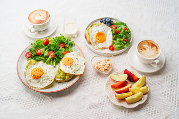 Obraz na płótnie Canvas healthy breakfast bread Avocado Fried Egg and Salad