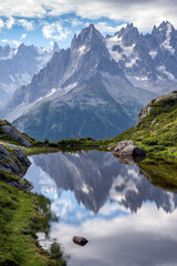 Paysage de montagne dans le massif du Mont-Blanc autour du lac Blanc dans le département de la Haute-Savoie en France en été