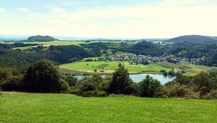 Blick von der Aussichtsplattform Landesblick Meerfelder Maar auf das Maar in der Vulkaneifel im...