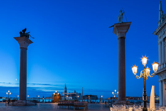 Säulen auf dem Markusplatz in Venedig am frühen Morgen 