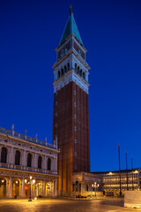 Fototapeta na wymiar Campanile auf dem Markusplatz in Venedig am frühen Morgen