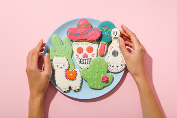 Mexican symbols in the form of gingerbread on a plate.