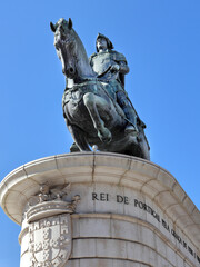 Obraz premium A bronze equestrian statue of King John I (Dom João I) (1357–1433) in the Square of the Fig Tree (Praça da Figueira)