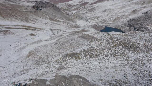Survol en drone d'un paysan et sa mule dans les montagnes