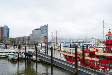 Fototapeta na wymiar boats in the harbor hamburg 