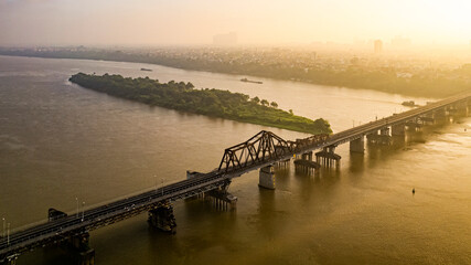Obraz premium Sunrise on Long Bien bridge, Ha Noi capital, Vietnam. Photo taken on 15th August, 2023. 