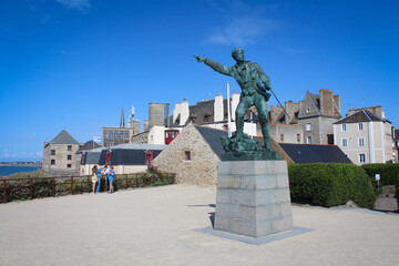 Statue of Surcouf located on the promenade of the ramparts in Saint-Malo in France - obrazy, fototapety, plakaty
