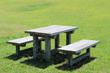 無人の公園のベンチ