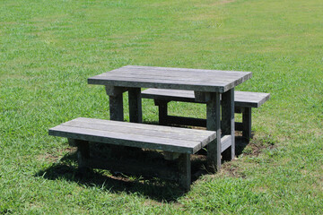 無人の公園のベンチ