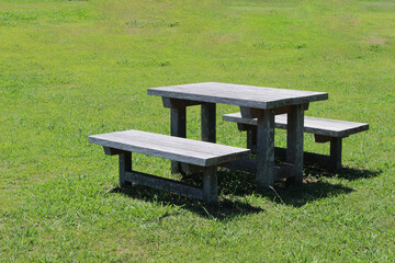 無人の公園のベンチ