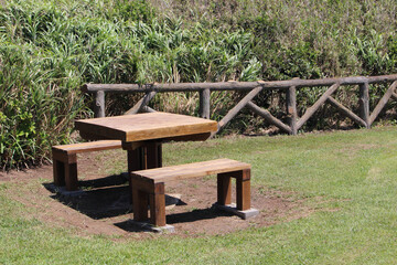 無人の公園のベンチ