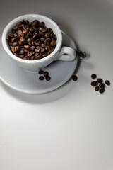 Café, Kaffee, Coffee, Frühstück, Kaffeebohnen, Geröstete Bohnen in einer Tasse, Tasse