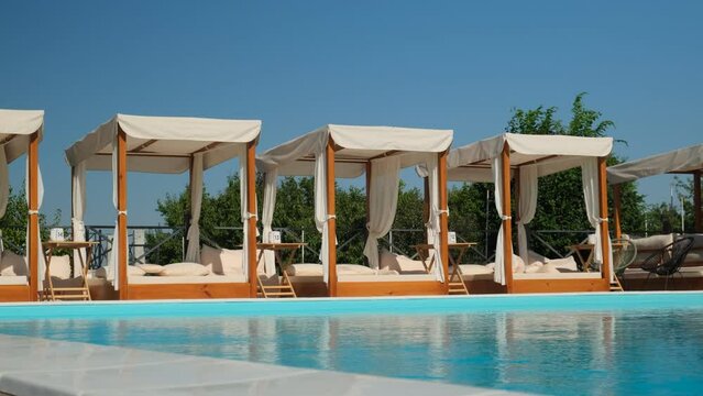Holiday bungalow by the outdoor pool