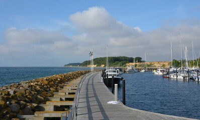 Blick von der Mole über Hafen und Steilküste Grömitz - Ostsee