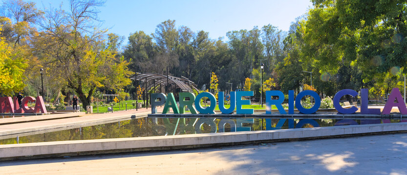 "Parque" sign at the Entrance of the "Rio claro" (="claro river") park downtown Talca.