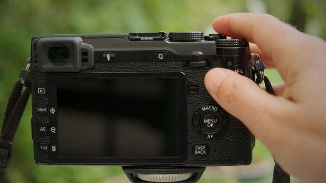 Digital camera reports on screen that there is no memory card put in, close up