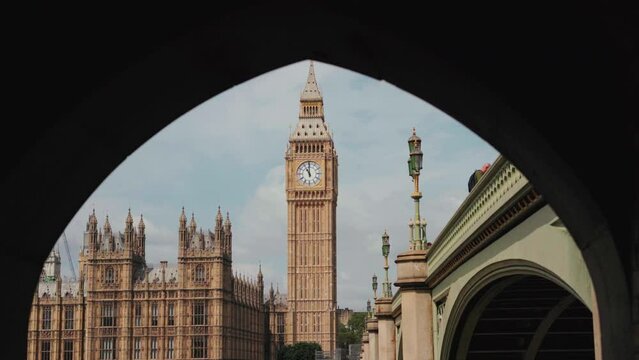 big ben tras un arco en la ciudad de londres