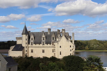 Fototapeta na wymiar Château de Montsoreau face à la Loire