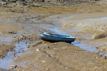 Barque &eacute;chou&eacute;e sur un banc de sable