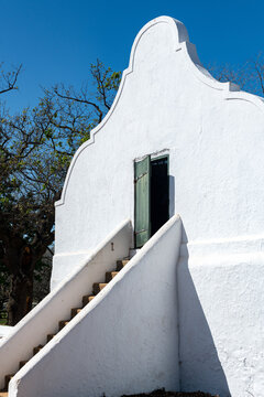 Babylonstoren is one of the oldest Cape Dutch farms. It has a fruit and vegetable garden of 15 different clusters, wine tasting and various farm shops