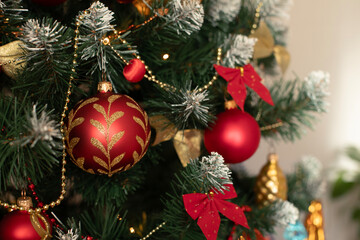Obraz na płótnie Canvas Red baubles and decorations on christmas tree for background. New Year concept.