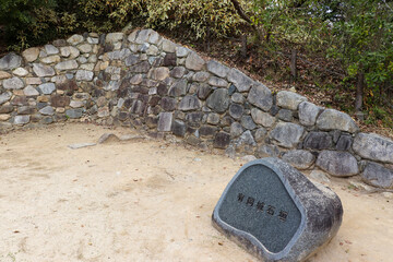 兵庫県伊丹市の有岡城跡に残る古い石垣
