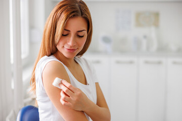 Naklejka premium Woman holding cotton swab on vaccine application spot