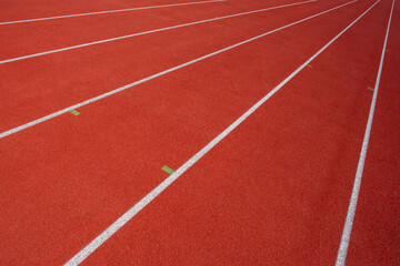 Des couloirs de piste d'athlétisme sur un stade extérieur