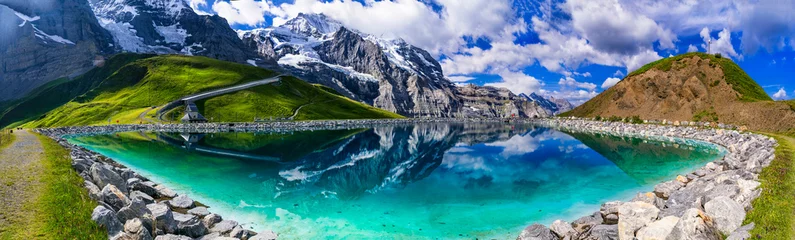 Gordijnen amazing Swiss nature .  panoramic view of Fallboden lake with turquoise water and reflections of snowy peaks. Kleine Scheidegg mountain pass famous for hiking in Bernese Alps. © Freesurf