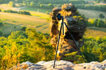 Kamera mit Stativ auf einem Berg für die Landschaftsfotografie