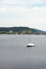Obraz premium Segelboot auf dem Titisee im Schwarzwald in Baden-Württemberg in Deutschland