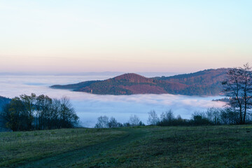 Góry we mgle, szlak hiking.
