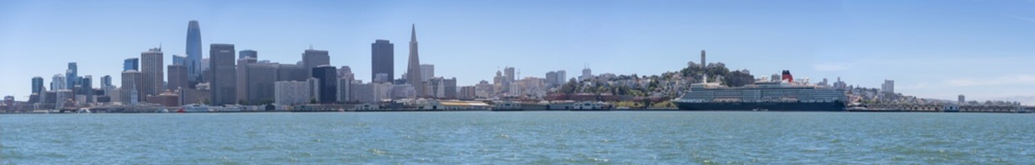 Fototapeta na wymiar Ville de San Fransico depuis la mer