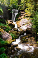 Triberger Wasserfälle im Schwarzwald in Baden-Württemberg in Deutschland mit Steinen und Wald