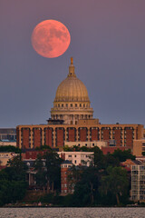 Fototapeta na wymiar Moonrise behind the Wisconsin State Capitol. 